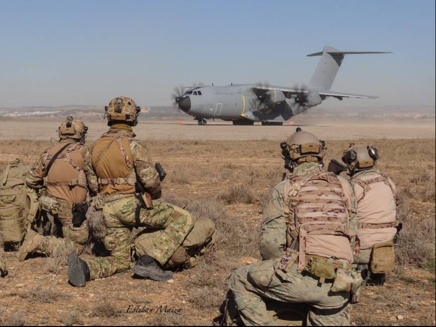 Operadores del EZAPAC dando seguridad a la zona de operaciones de un A-400M en una misi
