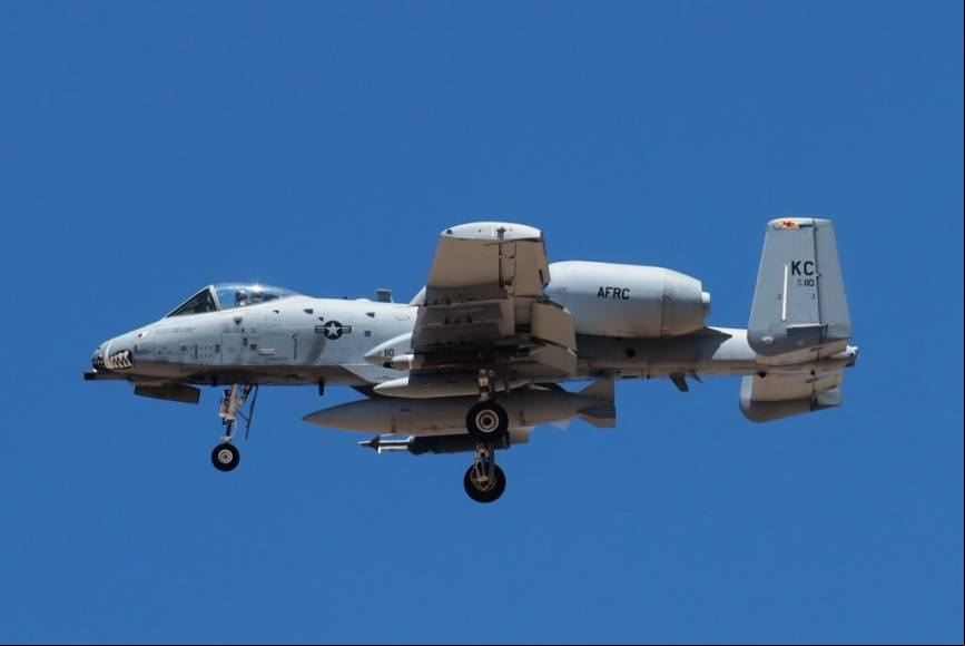 En el carenado de los motores de este A-10C se ven las siglas AFRC, que se corresponden a Air Force Reserve Command/ Mando de la Reserva de la Fuerza A