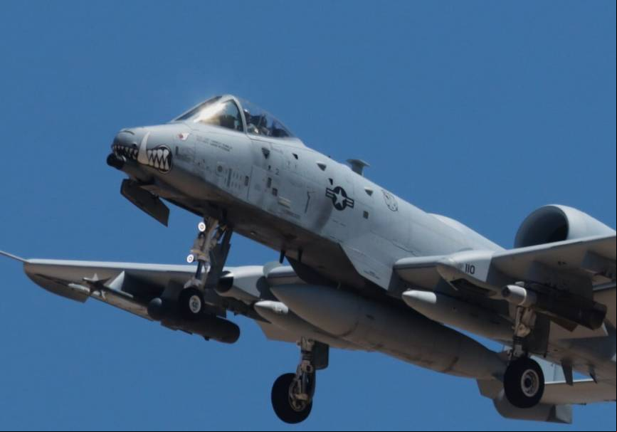 Detalle de la parte delantera de los A-10C del , en la que destaca la decoraci