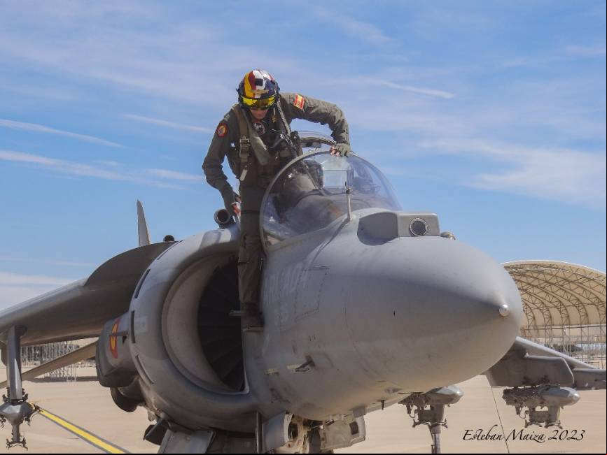 Un piloto de Harrier saliendo del avi