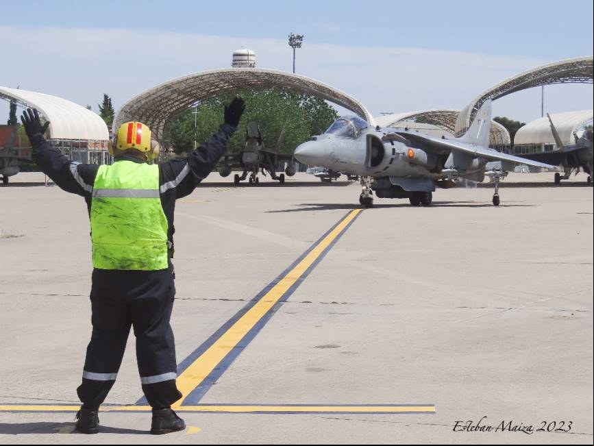 Un Harrier rodando por la plataforma de la base a
