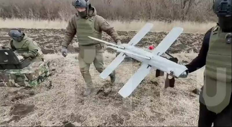 Soldados rusos preparan el ataque de un dron suicida Lancet.