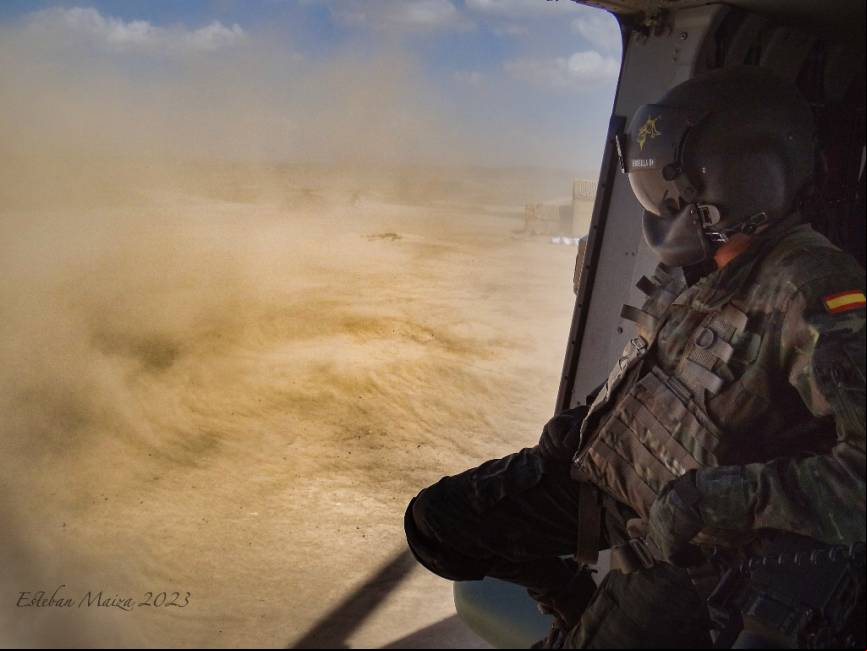 Un tirador de NH-90 supervisando la maniobra de aterrizaje para darle indicaciones a los pilotos desde su perspectiva.