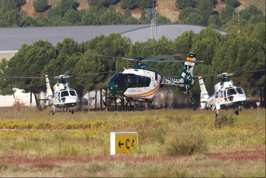 Despegando, un H135 (centro) flanqueado por sendos AS365N3