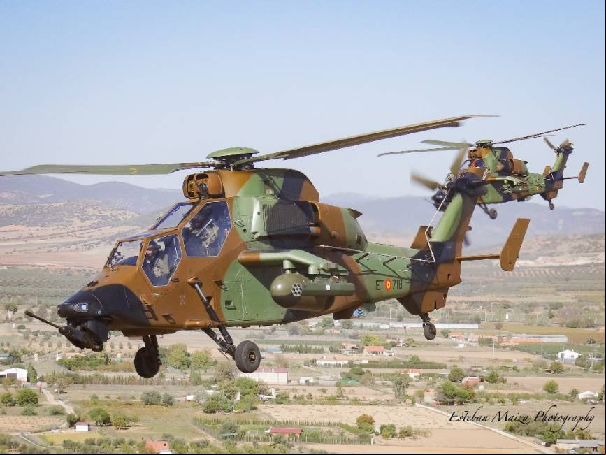 Los Tigres del SOATU-RW proporcionan escolta y seguridad a los helic