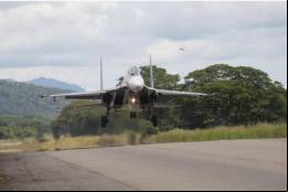 Aterrizaje de un caza polivalente Su-30MK2 del Grupo A