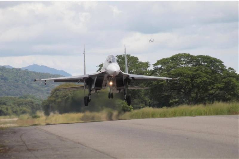 Aterrizaje de un caza polivalente Su-30MK2 del Grupo A