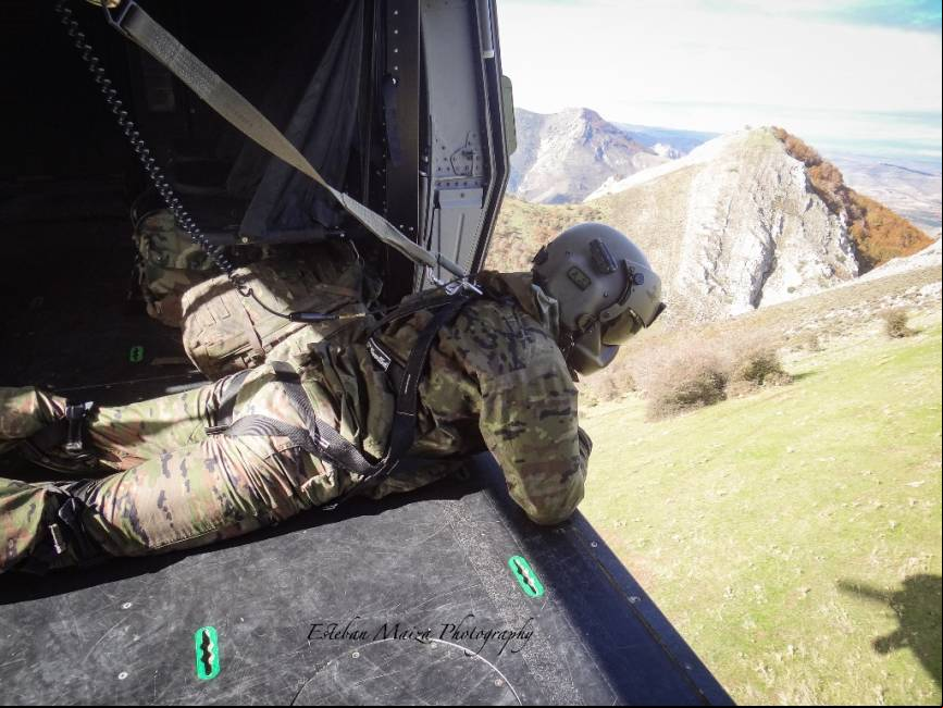 Un tirador de NH-90 supervisando la toma del helic