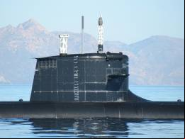 El S-81 a flote con algunos de sus periscopios a la vista (autor)