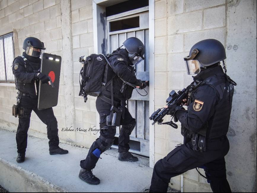 Un equipo de asalto del GOES de Zaragoza ejecutando una entrada en un inmueble.