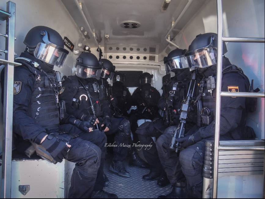 Un equipo de asalto preparado en el interior de la furgoneta camuflada que utilizan para pasar desapercibidos hasta el