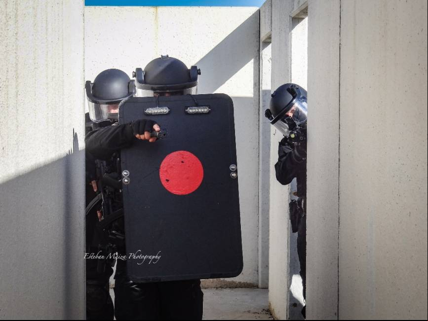 Un equipo de asalto avanzando con el escudo de protecci