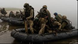 Marines ucranianos equipados con lanchas neum