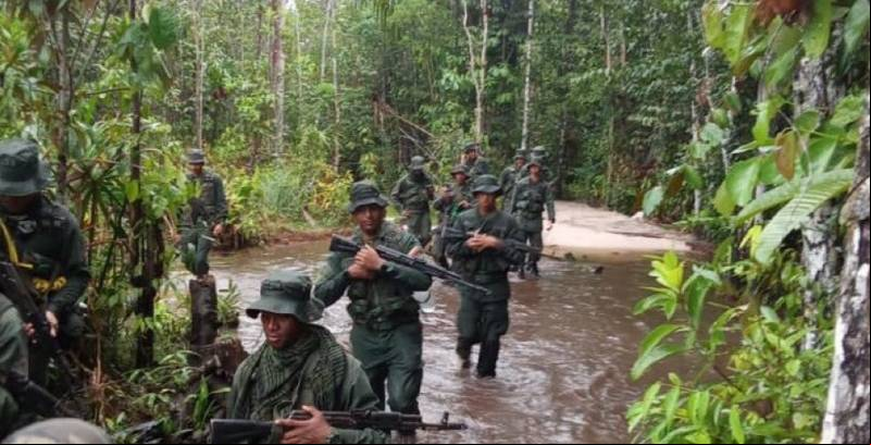 Unidades de combate durante patrulla en la selva Amaz