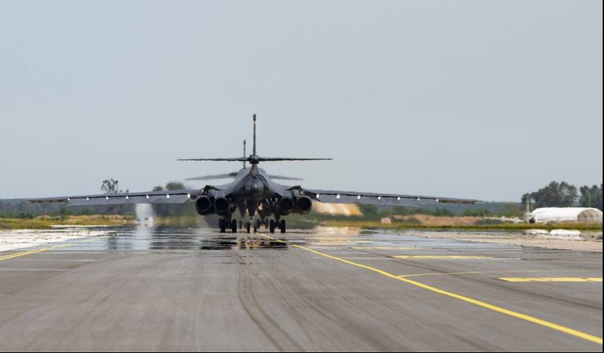 Vista trasera de dos de los B-1B basados en Mor