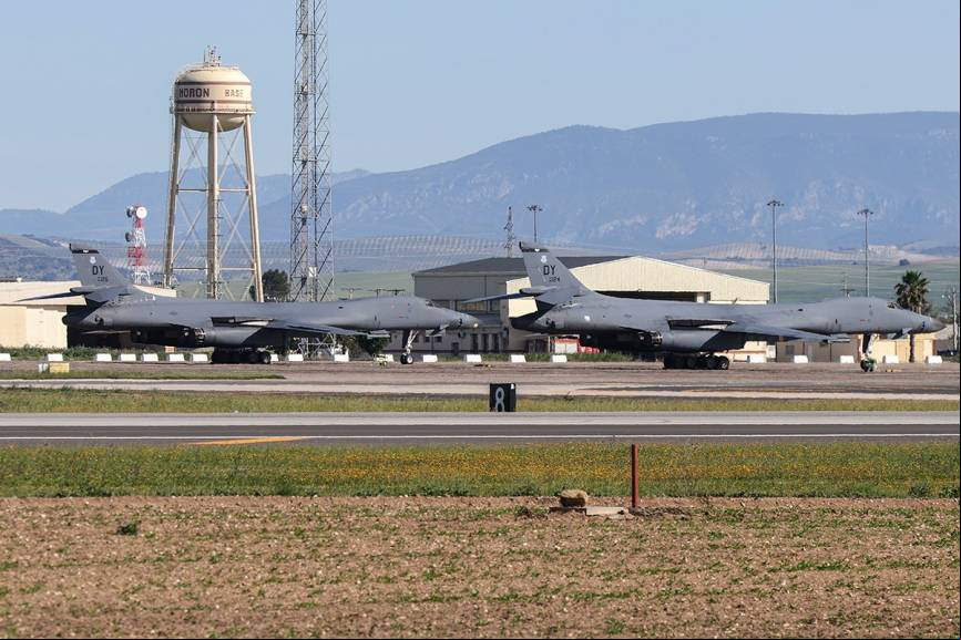 Dos de los B-1B en sus zonas de aparcamiento de Mor