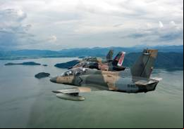 Aviones de ataque ligero a tierra Hongdu K-8W Karakorum en formaci