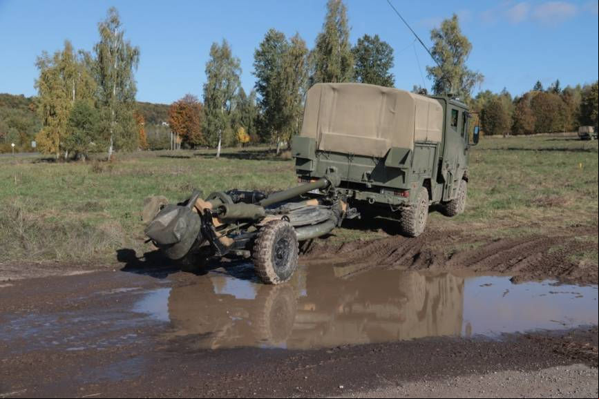 Uno de los nuevos 4x4 VAMTAC ST5 SK95 remolcando un ob
