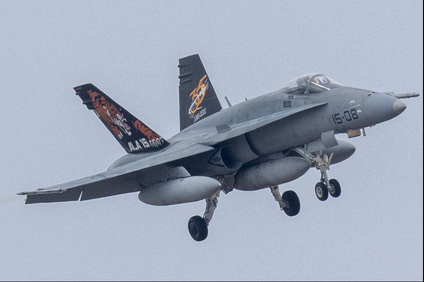 Otro de los aviones especialmente decorados, es este EF-18M del Ala 15, que recuerda en sus estabilizadores los 35 a