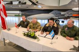 Acto de firma de la compra de los F-16 daneses por Argentina (foto Ministerio de Defensa).