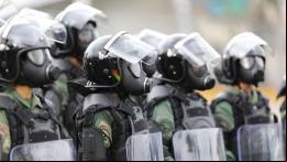 Guardias Nacionales equipados con los nuevos trajes t