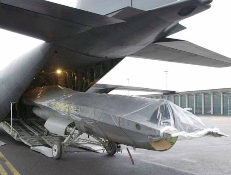 Proceso de carga de un fuselaje en proximos dias partira hacia el pais una maquina similar.