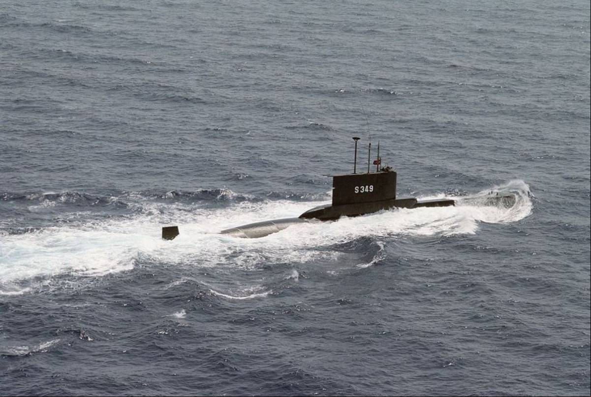 Un submarino de la Clase 209 navegando.