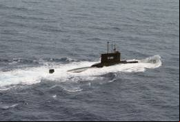 Un submarino de la Clase 209 navegando.