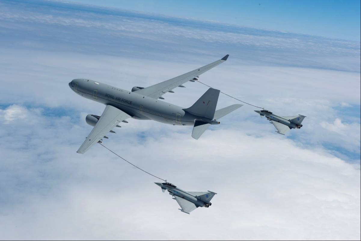 Un A330 MRTT repostando Eurofighters mediante el sistema de manguera y cesta (Airbus)
