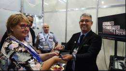 La ministra de Defensa del Uruguay visita el stand de Adtech.