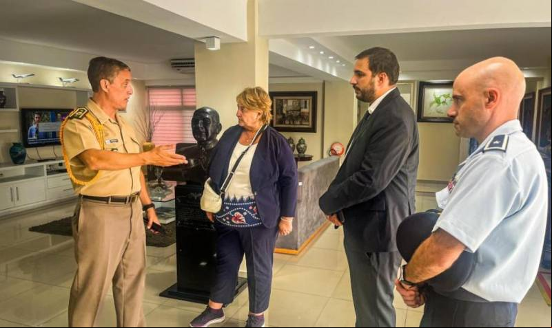 Ministra de Defensa uruguaya en Brasil por LAAD 2025.