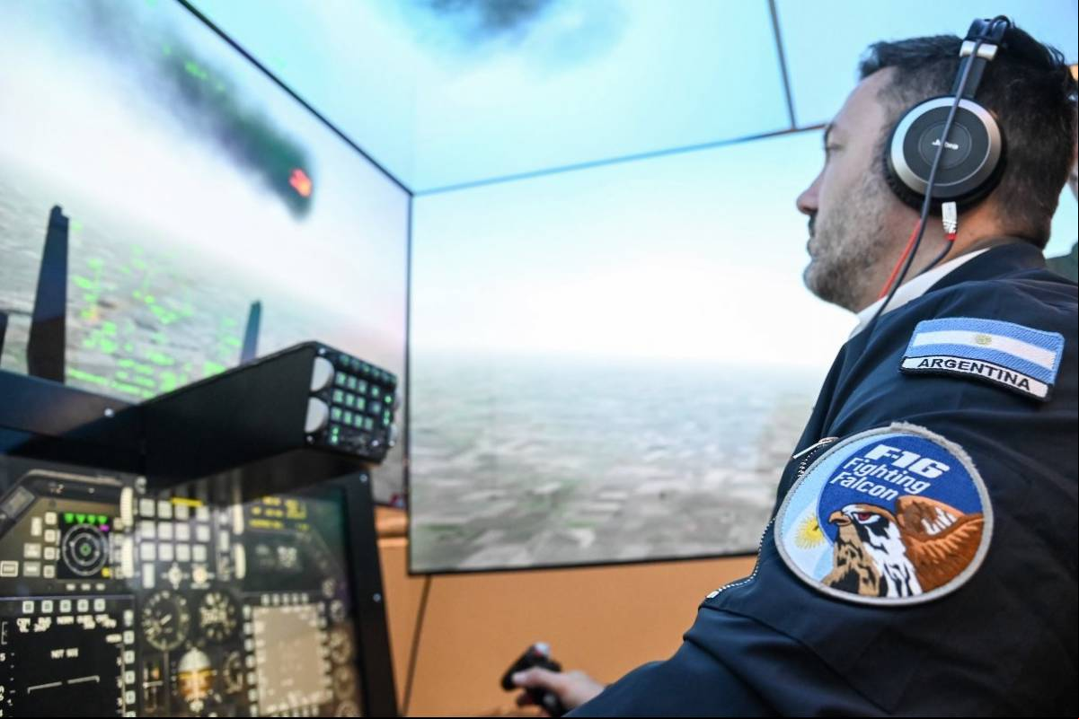 Uso del simulador de vuelo del F-16 de la Fuerza A