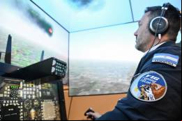 Uso del simulador de vuelo del F-16 de la Fuerza A
