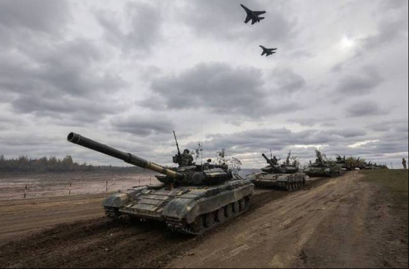 Carros de combate T-64 ucranianos sobrevolados por Su-27 de su Fuerza A