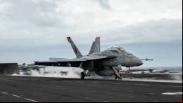 Un F/A-18F Super Hornet se prepara para ser lanzado desde el portaaviones nuclear USS Harry S. Truman (CVN-75). (Foto: US Navy)
