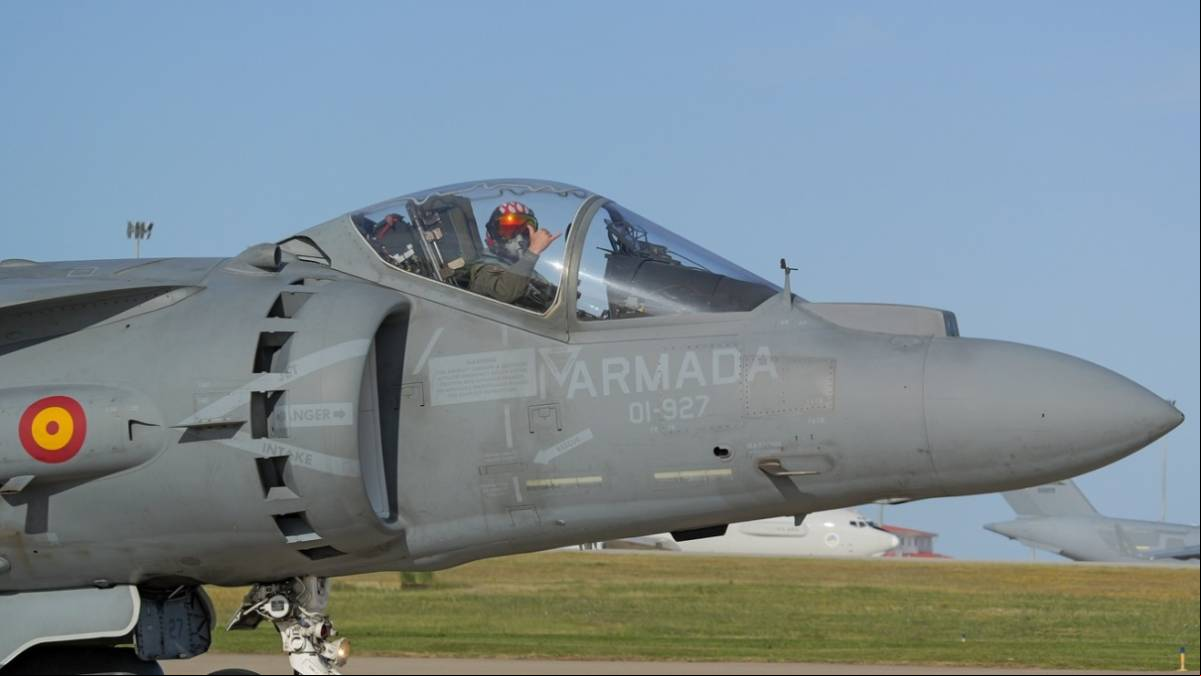 El piloto de este AV-8B+ de la Novena Escuadrilla nos hace con la mano el saludo t El piloto de este AV-8B+ de la Novena Escuadrilla nos hace con la mano el saludo t