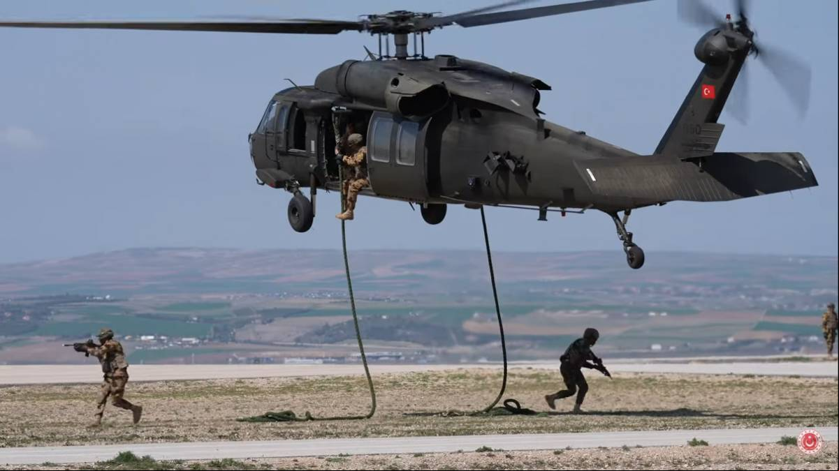 Fuerzas especiales descienden mediante fast rope de un helic