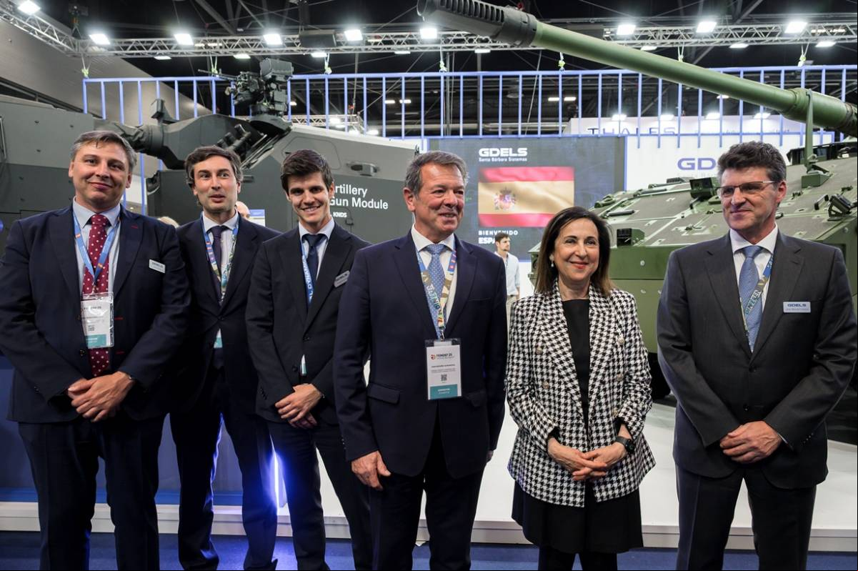 Visita de la ministra al stand de GDELS-Santa B