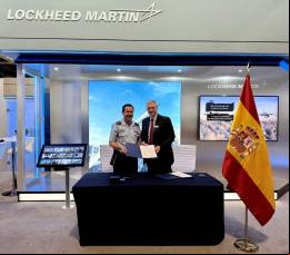 Firma del acuerdo en FEINDEF. (foto: Lockheed Martin)