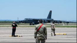 Uno de los B-52H se acerca a su zona de estacionamiento de Mor
