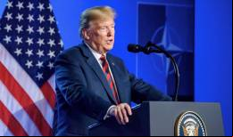 Donald Trumo dando un discurso con el emblema de la OTAN de fondo. (foto: Casa Blanca)