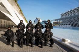 Integrantes del GOES Valencia desplegados para el ejercicio. Este tipo de simulaciones en escenarios reales ayudan a conocer y planear diferentes actuaciones  en zonas sensibles o de gran afluencia de gente.