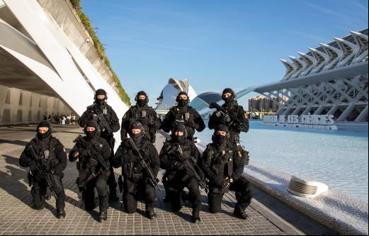 Integrantes del GOES Valencia desplegados para el ejercicio. Este tipo de simulaciones en escenarios reales ayudan a conocer y planear diferentes actuaciones  en zonas sensibles o de gran afluencia de gente.