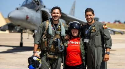 Dos pilotos de la FLOAN con uno de los integrantes de Envera, detr