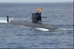El submarino S-81 navegando en el curso de la parada naval del 6 de junio. (foto MDE)