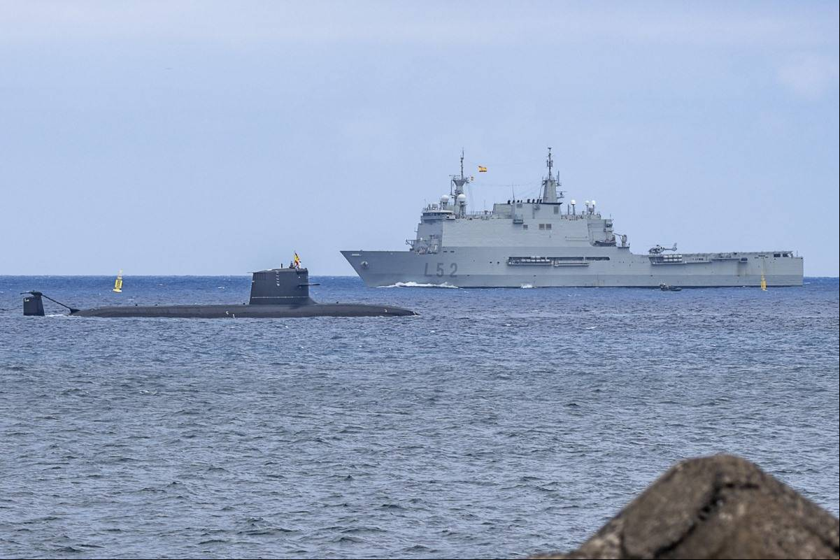 El S-81 pasa por delante del buque de asalto anfibio El S-81 pasa por delante del buque de asalto anfibio