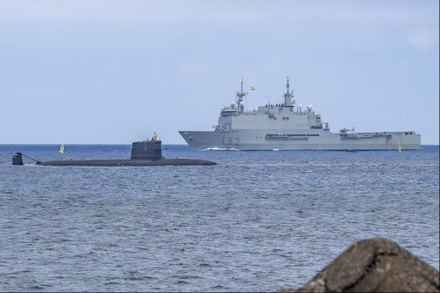El S-81 pasa por delante del buque de asalto anfibio