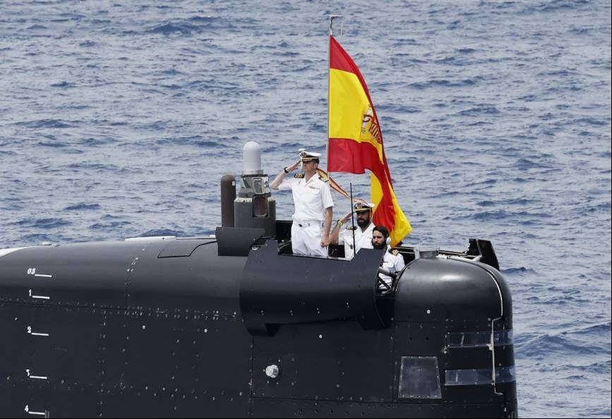 Detalle de la vela del S-81, se ve saludando a su Comandante desde el puente de navegaci